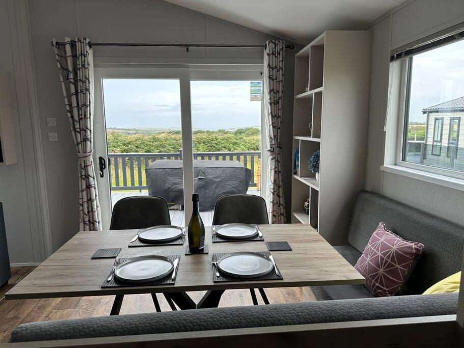 Modern Lodge With Amazing Views New Quay Zewnętrze zdjęcie